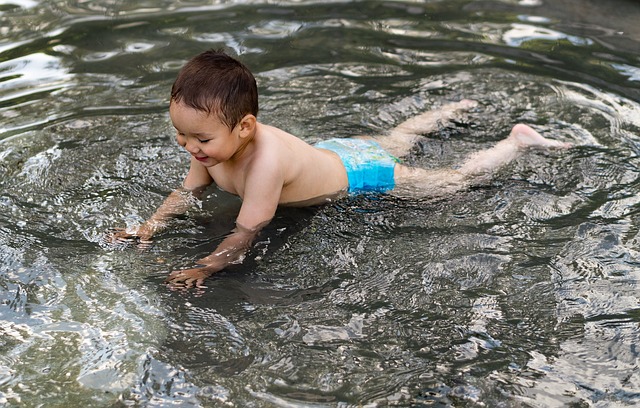 dítě ve vodě